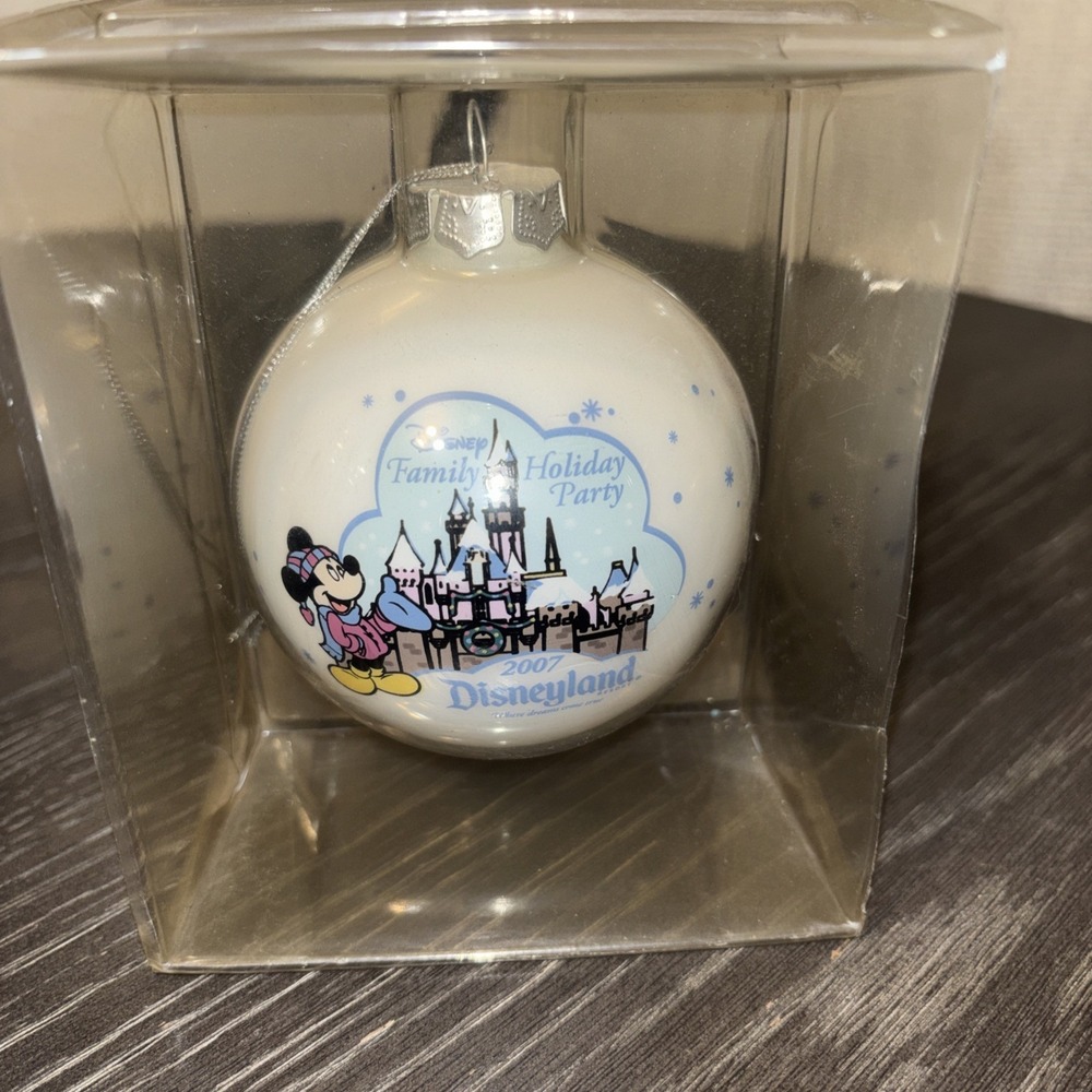 2007 Disneyland Disney Mickey Mouse Family Holiday Glass Christmas Ornament
